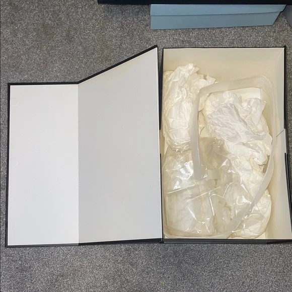 Gucci Large White and Black Purse/Gift Box - Picture 5 of 8